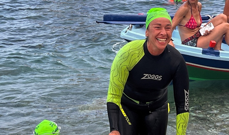 Dipendente di Poste Italiane attraversa lo Stretto di Messina a nuoto per sostenere la ricerca oncologica