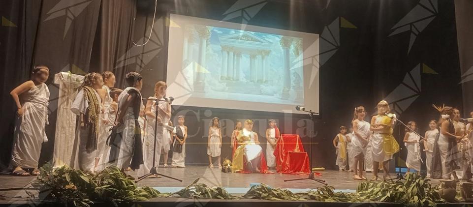 Successo per lo spettacolo sui miti dell’Antica Grecia degli alunni dell’I.C. Falcone-Borsellino di Caulonia Successo per lo spettacolo sui miti dell’Antica Grecia degli alunni dell’I.C. Falcone-Borsellino di Caulonia