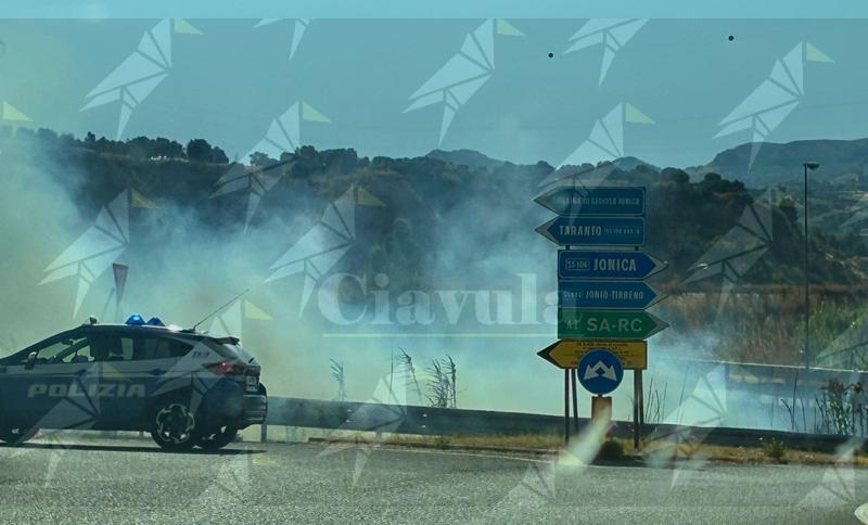 Incendio nei pressi della nuova SS106: chiuso l’accesso alla rotonda di Gioiosa Jonica
