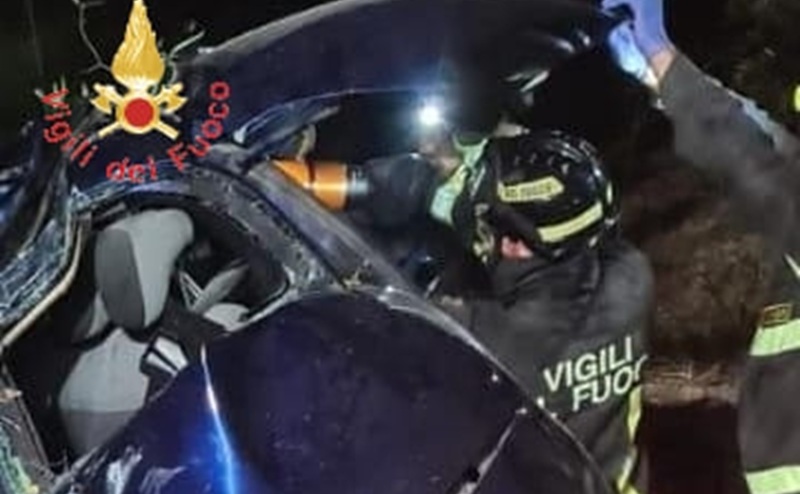Auto si schianta contro un albero a Squillace: muore un ragazzo