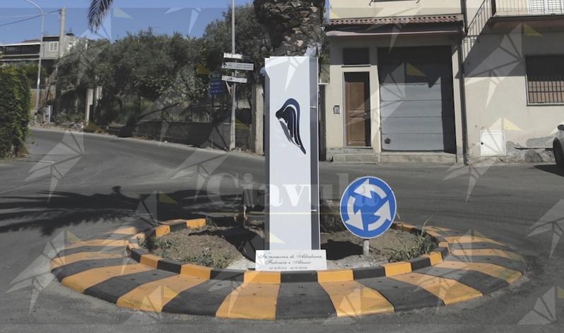 Siderno, restaurato il monumento dedicato ai tre giovani scomparsi nel tragico incidente del 2008 Siderno, restaurato il monumento dedicato ai tre giovani scomparsi nel tragico incidente del 2008