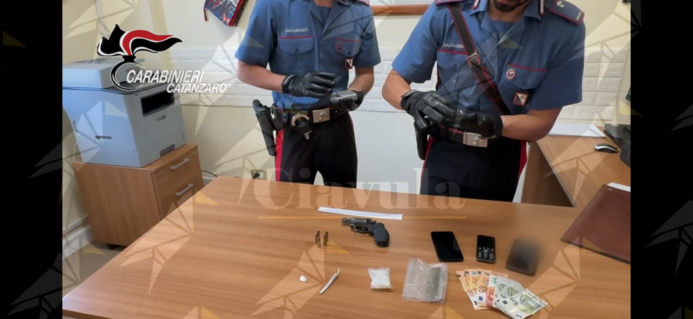 Sorpreso con una pistola carica durante un controllo. Un arresto a Davoli Sorpreso con una pistola carica durante un controllo. Un arresto a Davoli