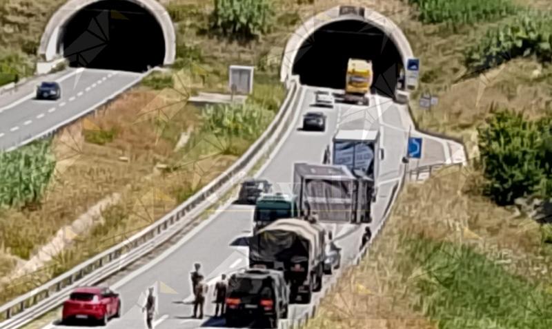 Si ribalta il rimorchio di un tir sulla variante alla ss 106 Si ribalta il rimorchio di un tir sulla variante alla ss 106