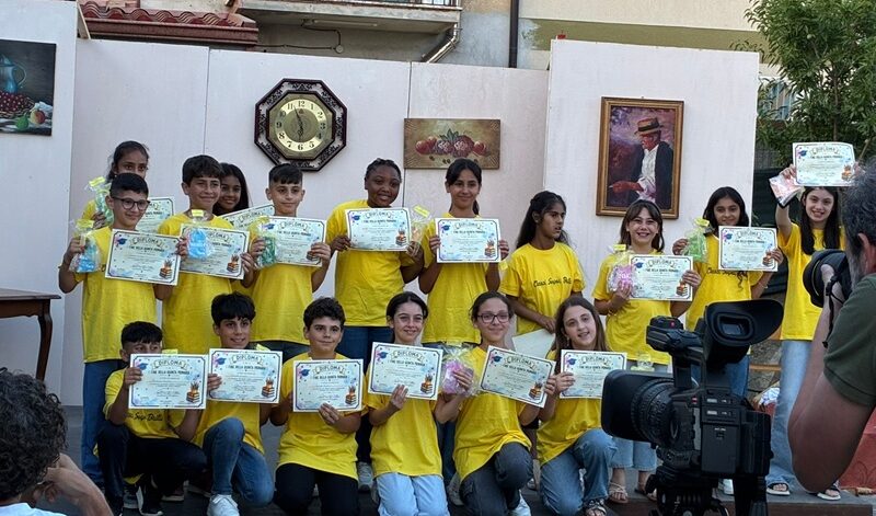 “Na mugghieri femminista”: i bimbi di Ardore salutano la scuola primaria con una commedia sui temi dei diritti e della parità di genere “Na mugghieri femminista”: i bimbi di Ardore salutano la scuola primaria con una commedia sui temi dei diritti e della parità di genere