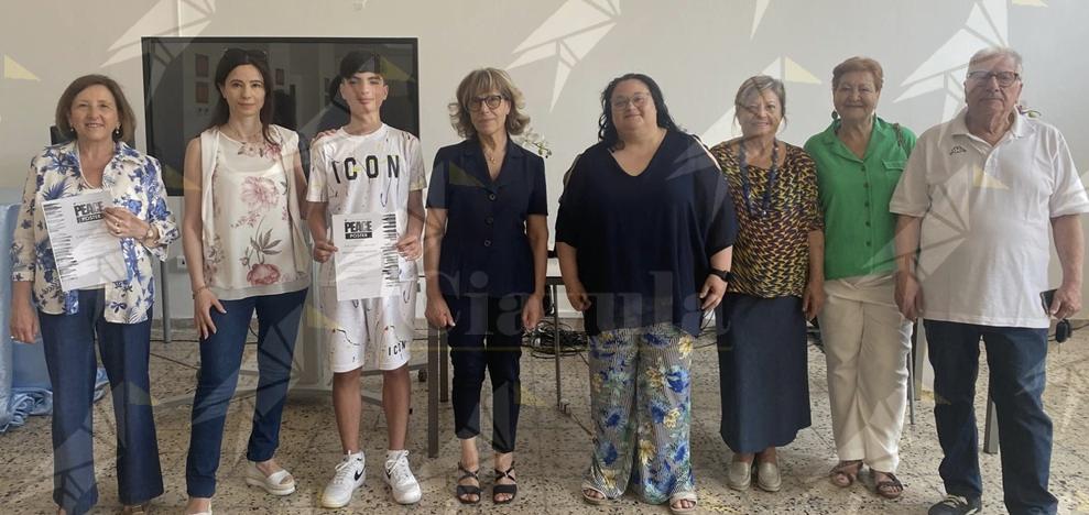 “Un poster per la pace”: il Lions Club di Locri premia la creatività degli studenti “Un poster per la pace”: il Lions Club di Locri premia la creatività degli studenti