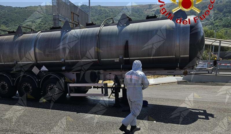 Autocisterna perde acido cloridrico sull’A2: intervento dei Vigili del Fuoco a Pizzo Ovest