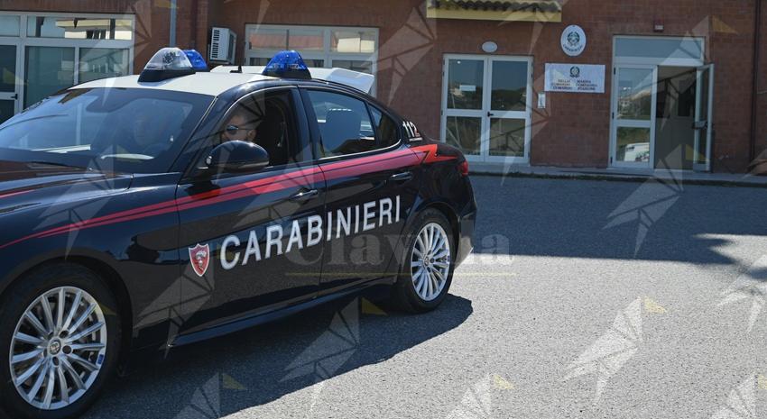 Ruba un borsello in un negozio di abiti da sposo e denaro in una macelleria: identificato nel crotonese il presunto autore dei furti