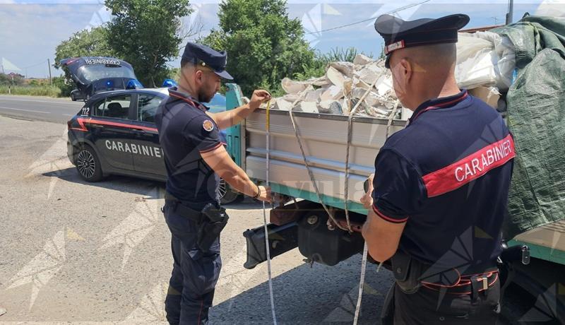 Sequestrato nel catanzarese un autocarro con 15 quintali di rifiuti edili non tracciabili. Denunciato il conducente