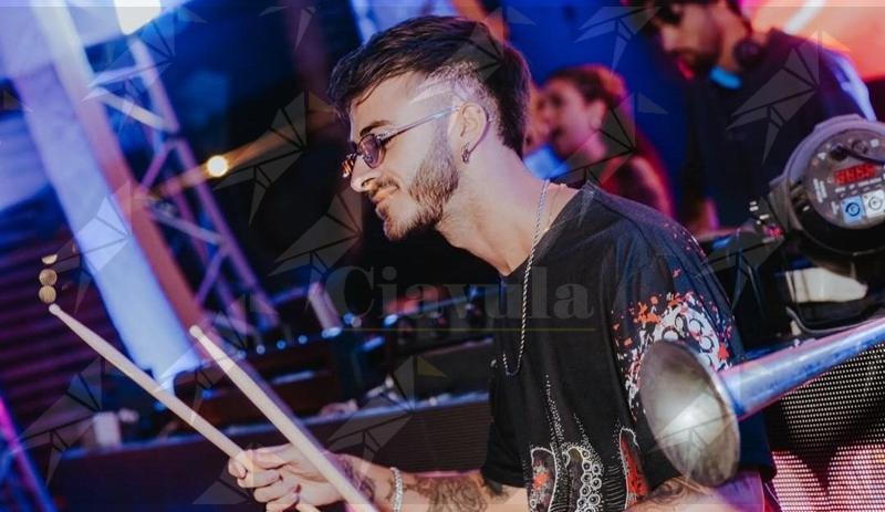 Il talento calabrese Daimon conquista la Grecia e il cuore del jet set australiano Il talento calabrese Daimon conquista la Grecia e il cuore del jet set australiano