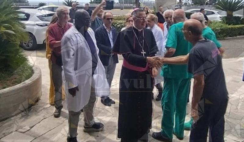 Mons. Cesare Di Pietro in visita presso il Centro Neurolesi, l’Ospedale di Locri e la Caritas Diocesana