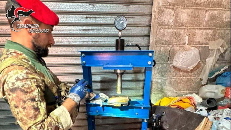 Blitz dei Carabinieri in Aspromonte: scoperto rudere trasformato in un laboratorio per la lavorazione della cocaina Blitz dei Carabinieri in Aspromonte: scoperto rudere trasformato in un laboratorio per la lavorazione della cocaina