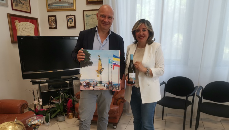 Siderno nell’etichetta del “Critone Summer Edition”, il vino bianco prodotto dalle Cantine Librandi