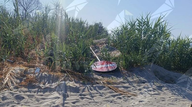 Caulonia, vandali sradicano i segnali stradali appena installati. Il vicesindaco Maiolo: “Un danno che colpisce la collettività”