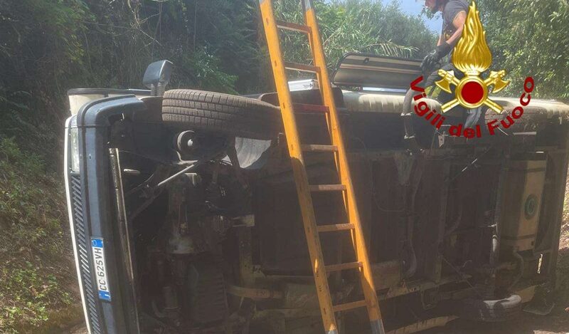 Camper si ribalta sulla strada Drapia-Tropea: occupanti soccorsi dai Vigili del Fuoco Camper si ribalta sulla strada Drapia-Tropea: occupanti soccorsi dai Vigili del Fuoco