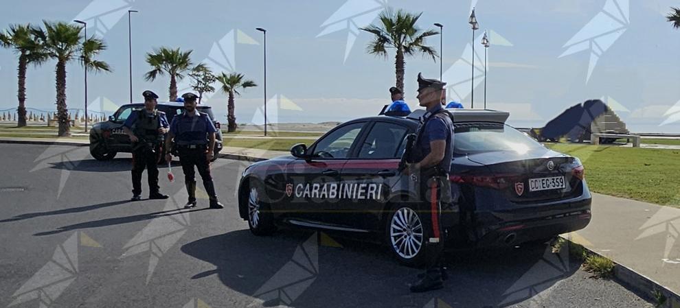 Con il figlio sul ciclomotore senza casco, ignora l’Alt dei Carabinieri e fugge Con il figlio sul ciclomotore senza casco, ignora l’Alt dei Carabinieri e fugge