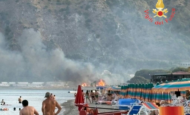 Vasto incendio tra Copanello e Squillace Lido: le fiamme raggiungono la spiaggia Vasto incendio tra Copanello e Squillace Lido: le fiamme raggiungono la spiaggia