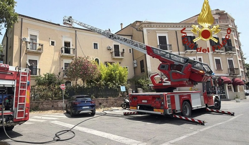 Climatizzatore prende fuoco sul tetto di un palazzo a Crotone: intervengono i Vigili del Fuoco Climatizzatore prende fuoco sul tetto di un palazzo a Crotone: intervengono i Vigili del Fuoco
