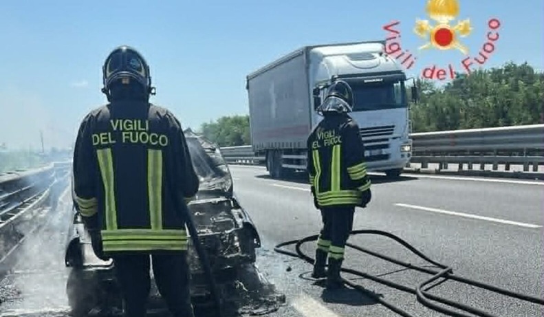 Auto in fiamme sull’A2: chiusa la carreggiata nord tra Lamezia Terme e Falerna Auto in fiamme sull’A2: chiusa la carreggiata nord tra Lamezia Terme e Falerna