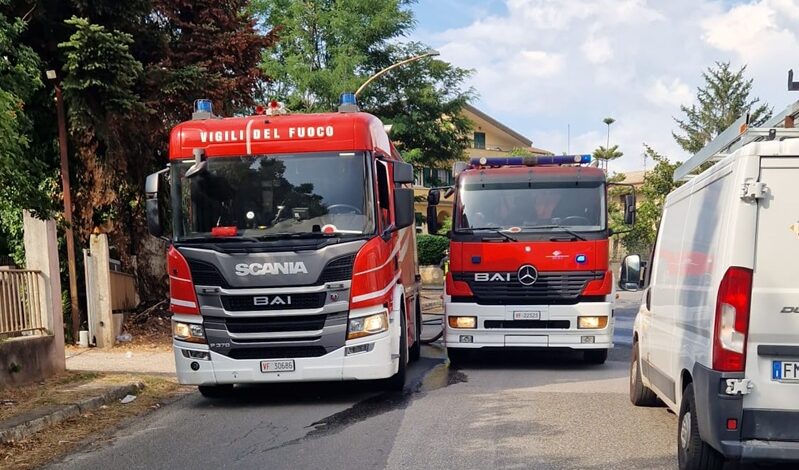 Fuga di gas nel Vibonese: Vigili del Fuoco in azione sulla SP77 Fuga di gas nel Vibonese: Vigili del Fuoco in azione sulla SP77