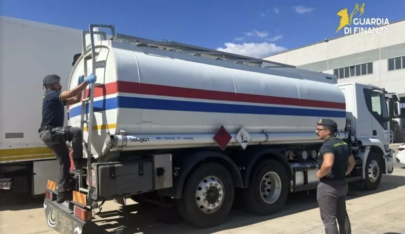 Sequestrata autobotte con 7mila litri di gasolio, denunciate due persone Sequestrata autobotte con 7mila litri di gasolio, denunciate due persone