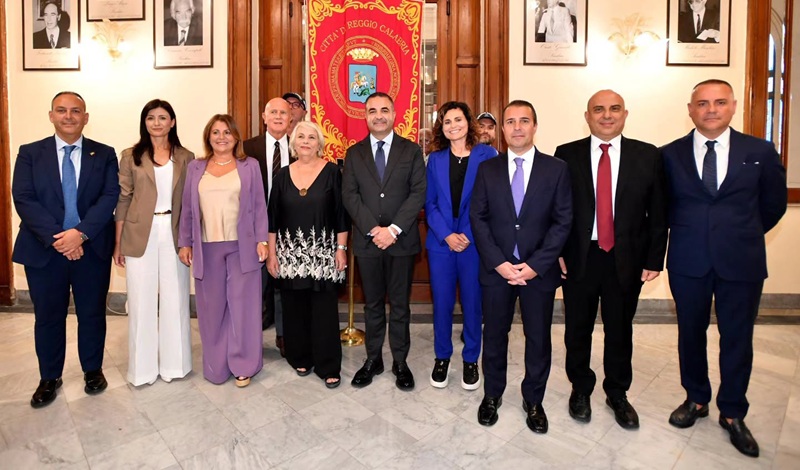 Il sindaco Cannizzaro presenta la nuova giunta comunale di Reggio Calabria Il sindaco Cannizzaro presenta la nuova giunta comunale di Reggio Calabria