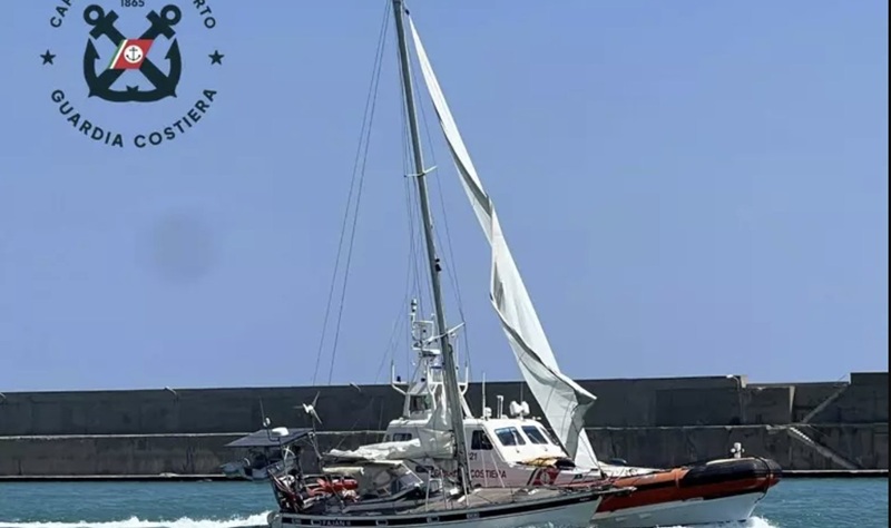 Barca a vela in avaria al largo della Calabria: la Guardia costiera salva un diportista di 85 anni