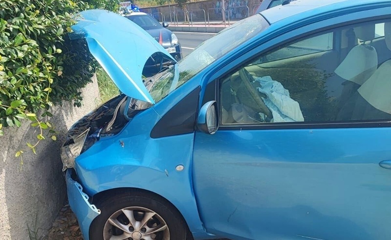 Scontro fra due auto a Catanzaro: tre feriti, donna estratta dalle lamiere Scontro fra due auto a Catanzaro: tre feriti, donna estratta dalle lamiere