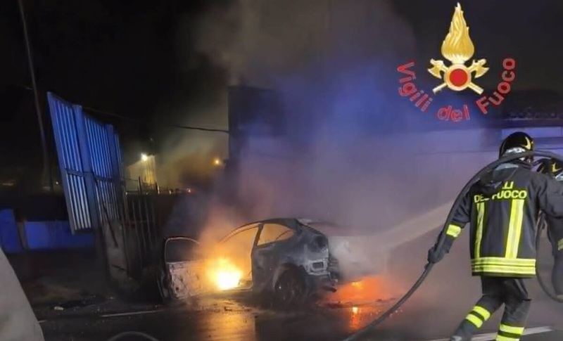 Auto si schianta contro un muro e prende fuoco a Catanzaro