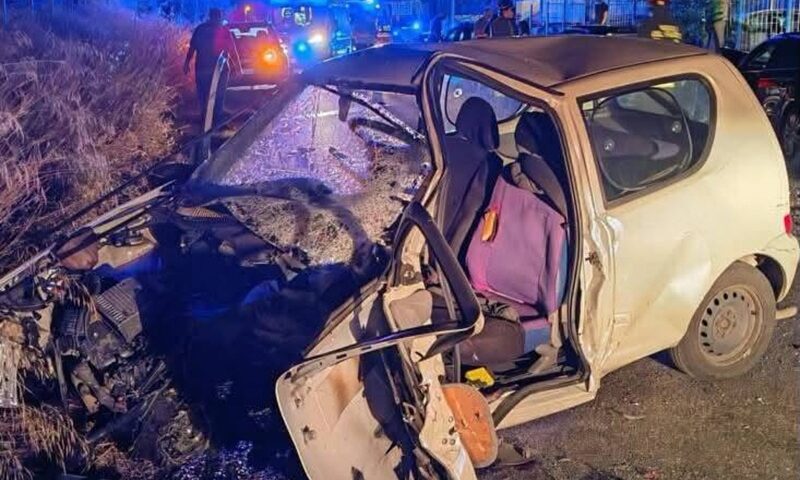 Scontro fra tre auto sulla SS106: cinque feriti, uno è grave Scontro fra tre auto sulla SS106: cinque feriti, uno è grave