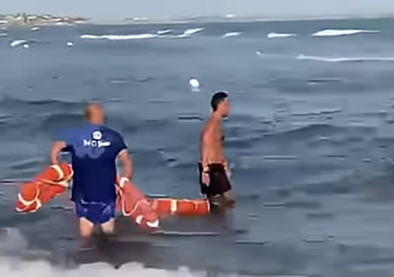 Paura a Le Castella: mare in burrasca trascina due persone, li salva il bagnino