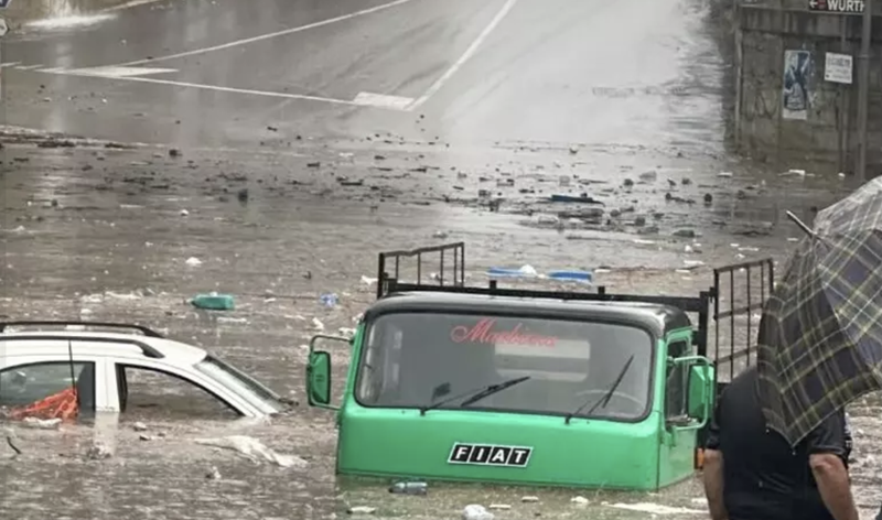 Bomba d’acqua su Reggio Calabria: strade allagate e traffico in tilt Bomba d’acqua su Reggio Calabria: strade allagate e traffico in tilt