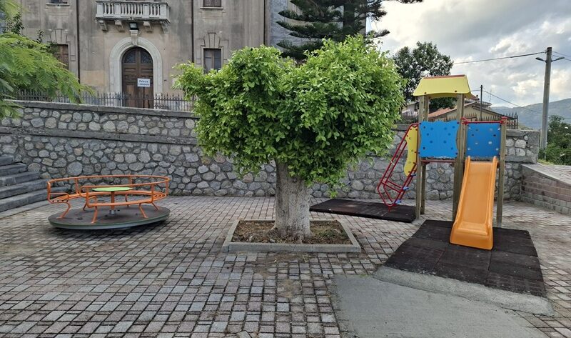 Caulonia centro torna ad avere un parco giochi per i bambini Caulonia centro torna ad avere un parco giochi per i bambini