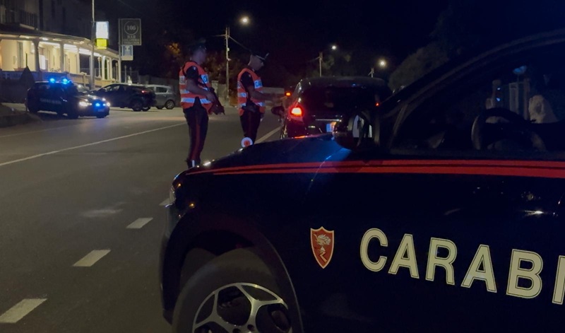 Manovre azzardate e alta velocità sulla SS106: scattano la denuncia e il ritiro della patente per un automobilista ubriaco