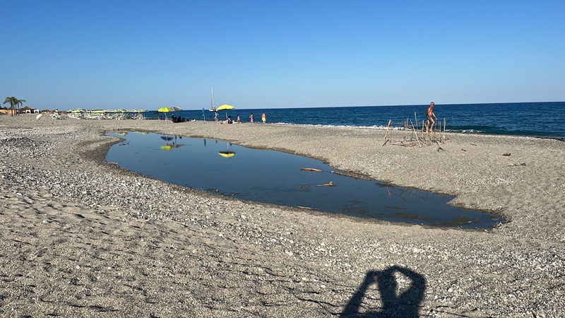 Caulonia, acqua stagnante davanti al Residence Amusa Mare