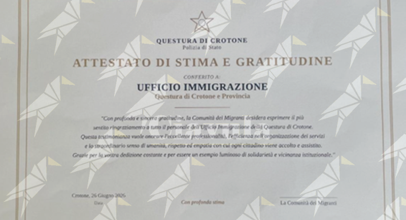 La comunità dei migranti di Crotone ringrazia la Questura consegnando una targa all’Ufficio Immigrazione