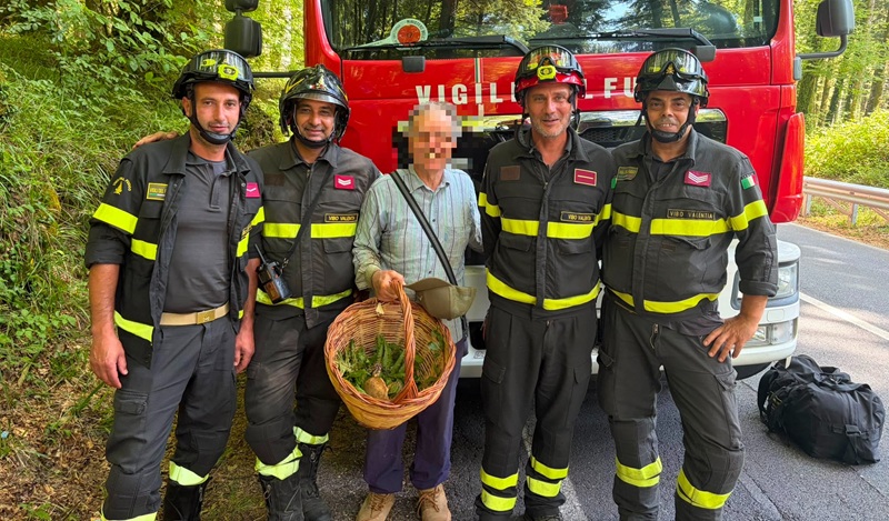 Si perde nei boschi mentre cerca funghi a Serra San Bruno, anziano ritrovato dai Vigili del Fuoco Si perde nei boschi mentre cerca funghi a Serra San Bruno, anziano ritrovato dai Vigili del Fuoco