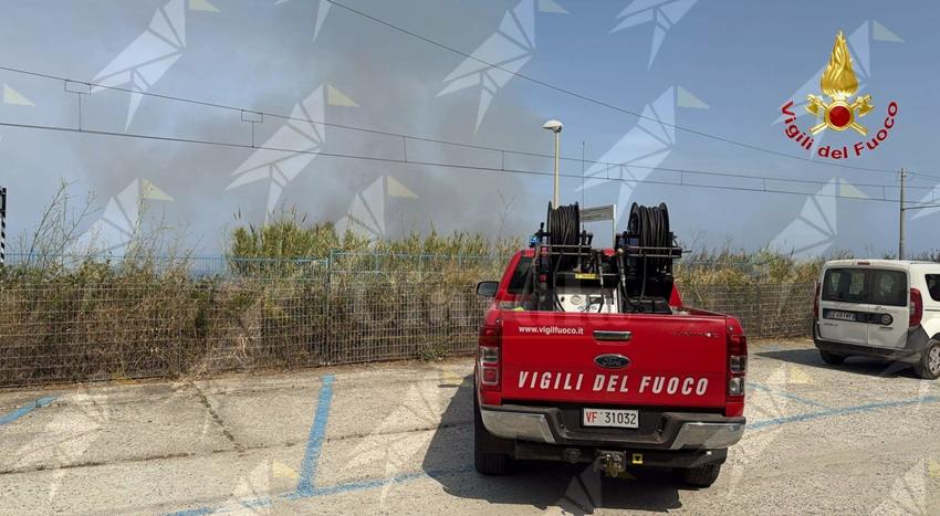 Vasto incendio a Zambrone: impegnati i Vigili del Fuoco di Vibo Valentia e traffico ferroviario momentaneamente sospeso Vasto incendio a Zambrone: impegnati i Vigili del Fuoco di Vibo Valentia e traffico ferroviario momentaneamente sospeso