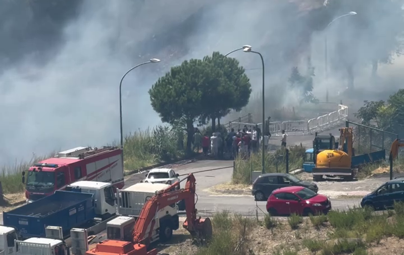Paura a Stilo, rogo divampa nei pressi del centro abitato Paura a Stilo, rogo divampa nei pressi del centro abitato
