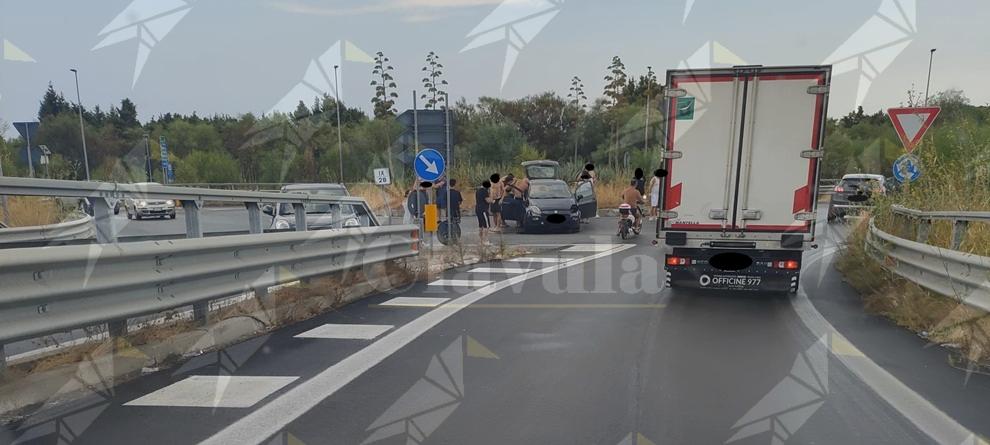 Caulonia, incidente alla rotonda di Canne