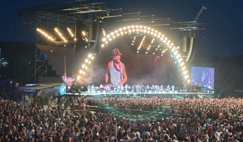 Boom di pubblico per Jovanotti a Catanzaro: 30mila spettatori alla Calabria Music Arena Boom di pubblico per Jovanotti a Catanzaro: 30mila spettatori alla Calabria Music Arena