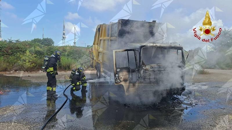 Autocompattatore in fiamme nel Vibonese: intervengono i Vigili del Fuoco con l’autobotte