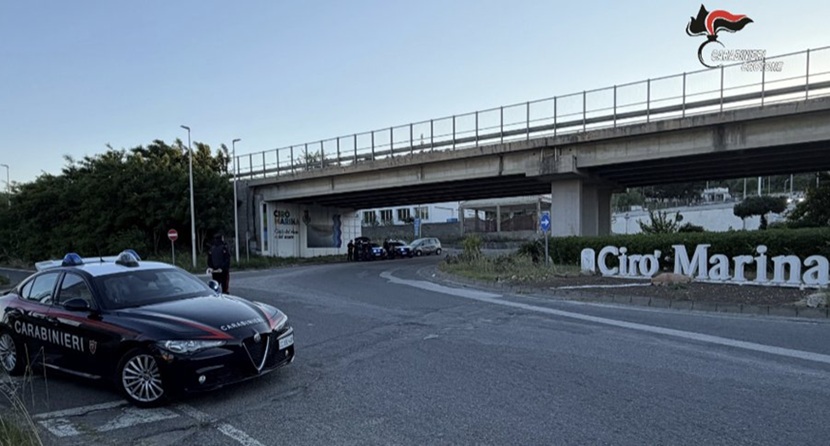 Senza patente, non si ferma all’alt e tenta di speronare i Carabinieri: arrestato dopo un folle inseguimento sulla SS106 Senza patente, non si ferma all’alt e tenta di speronare i Carabinieri: arrestato dopo un folle inseguimento sulla SS106