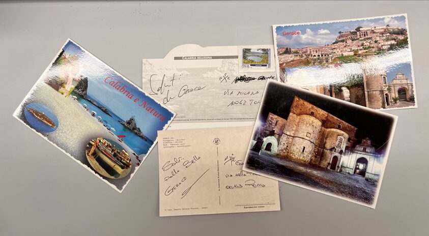 A Gerace la rinascita delle cartoline: sempre più turisti riscoprono il piacere della scrittura per spedire i loro saluti ad amici e parenti lontani A Gerace la rinascita delle cartoline: sempre più turisti riscoprono il piacere della scrittura per spedire i loro saluti ad amici e parenti lontani