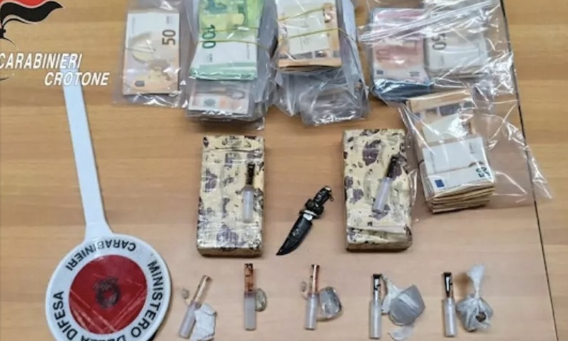 Blitz dei Carabinieri a Crotone: sequestrati un chilo di eroina e 60mila euro, tre persone in manette