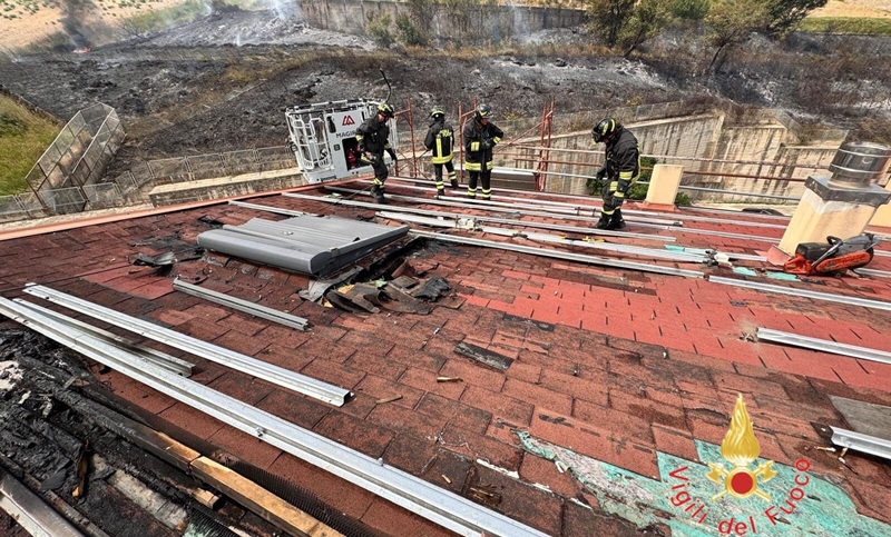 Incendio a Catanzaro: fiamme sul tetto di un’abitazione, famiglie evacuate Incendio a Catanzaro: fiamme sul tetto di un’abitazione, famiglie evacuate