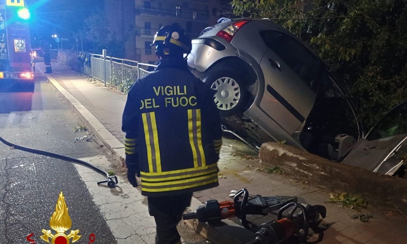 Incidente stradale a Crotone, coinvolti una donna e un bambino Incidente stradale a Crotone, coinvolti una donna e un bambino