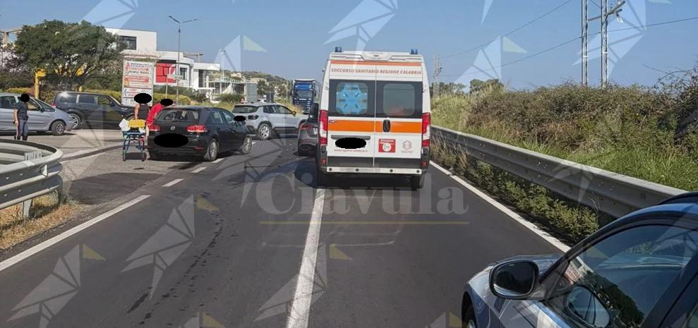 Incidente sulla Statale 106 a Mandatoriccio: scontro tra due auto, due feriti