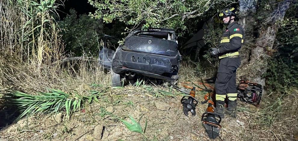Esce di strada e si schianta contro un albero: conducente incastrato nell’auto Esce di strada e si schianta contro un albero: conducente incastrato nell’auto