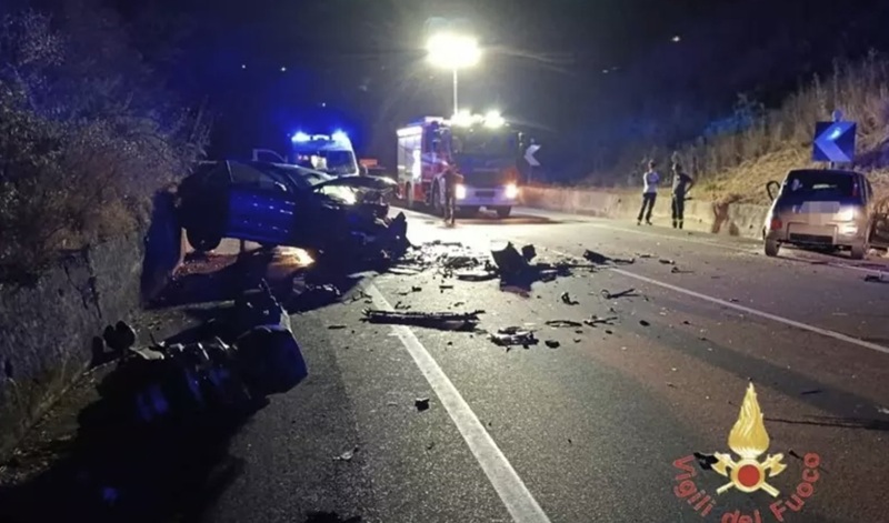 Scontro tra due auto e una moto sulla SS106, un morto e tre feriti Scontro tra due auto e una moto sulla SS106, un morto e tre feriti
