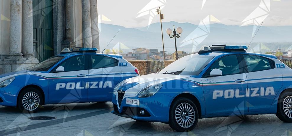 Trovato privo di sensi in auto dopo aver assunto farmaci: salvato da due poliziotti a Taurianova